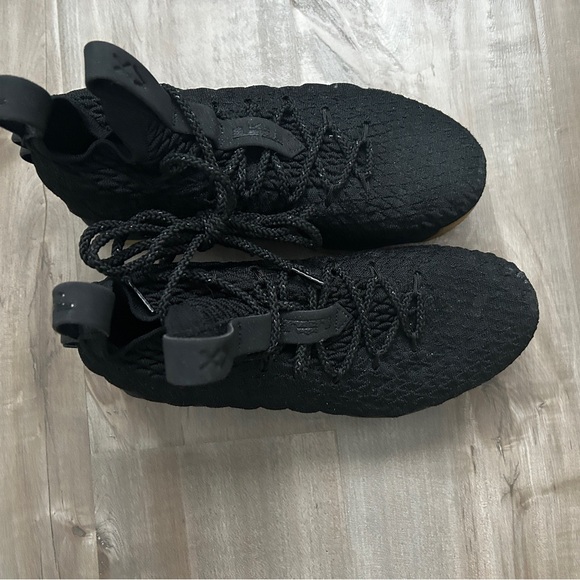 Nike LeBron Soldier 15 All Black Gum Sole Basketball Shoes - Picture 2 of 4
